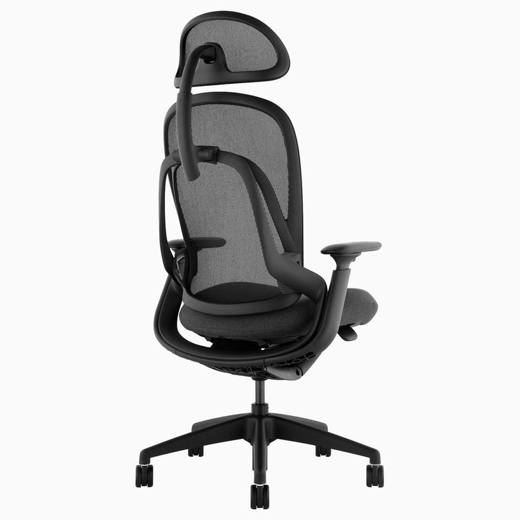 Ergonomiczny fotel biurowy Desky Pivot w kolorze czarnym z zagłówkiem, widok z tyłu pod kątem