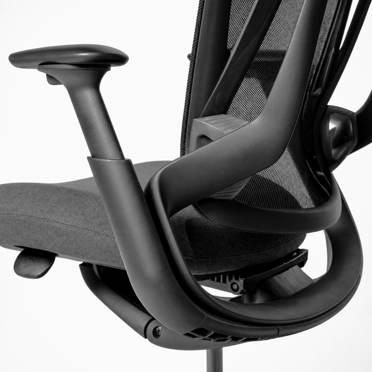 Ergonomiczny fotel biurowy Desky Pivot, detal podłokietnika i ramy siedziska