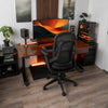 Ergonomiczny fotel biurowy Desky Pivot, czarny przy stanowisku z biurkiem gamingowym