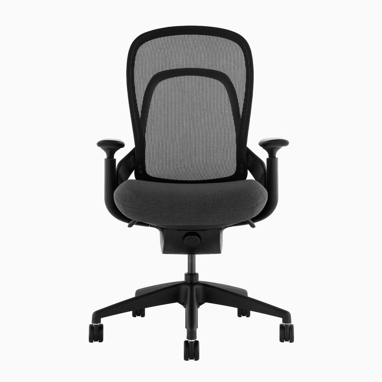 Ergonomiczny fotel biurowy Desky Pivot w kolorze czarnym bez zagłówka, przód