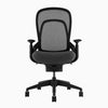 Ergonomiczny fotel biurowy Desky Pivot w kolorze czarnym bez zagłówka, przód