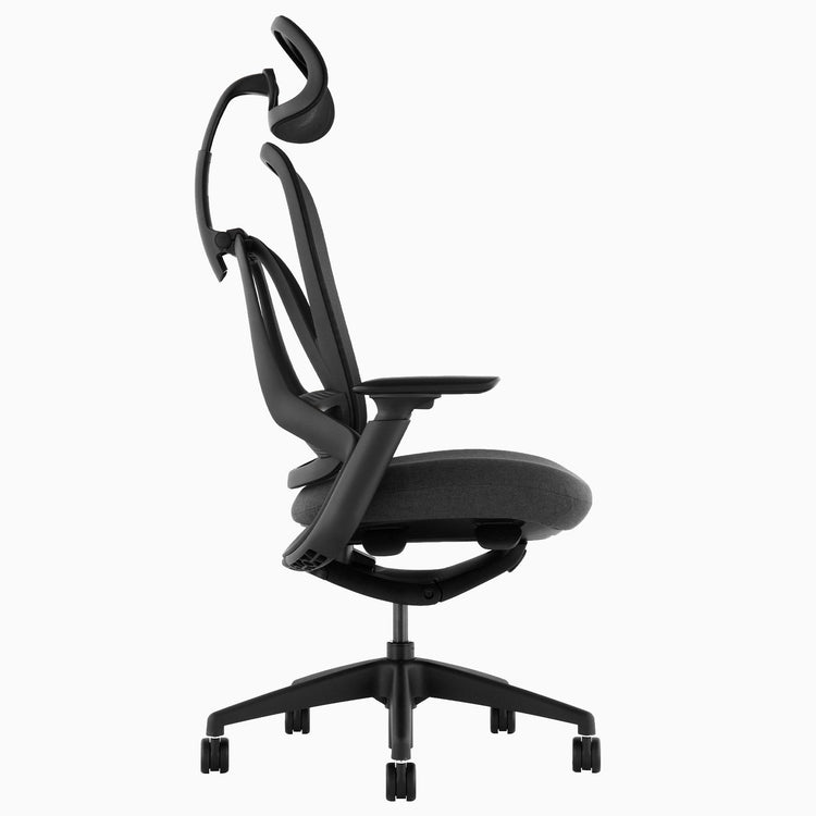 Ergonomiczny fotel biurowy Desky Pivot w kolorze czarnym z zagłówkiem, profil