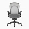 Ergonomiczny fotel biurowy Desky Pivot w kolorze szarym bez zagłówka, przód