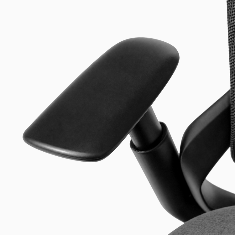 Ergonomiczny fotel biurowy Desky Pivot, detal regulowanego podłokietnika